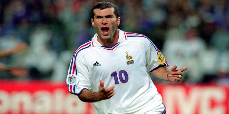 Cầu thủ giỏi nhất thế giới là ai? Zinedine Zidane là một trong số đó